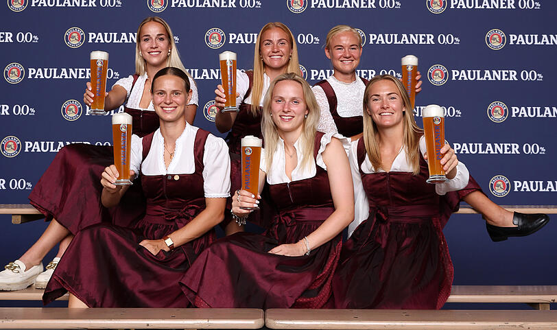 Die Stars des FC Bayern beim alljährlichen Lederhosen-Shooting von Paulaner. Die Stars des FC Bayern beim alljährlichen Lederhosen-Shooting von Paulaner.