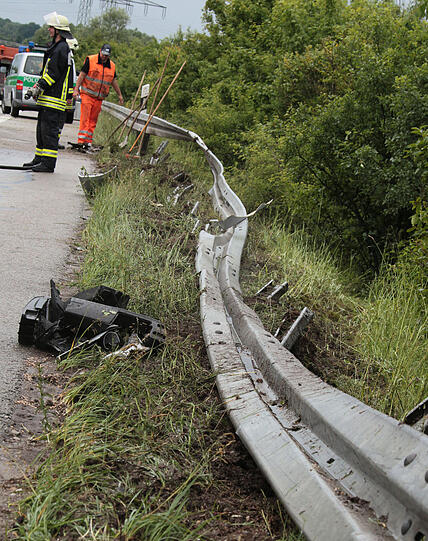 Regennaße Fahrbahn wird einem Mercedesfahrer auf der A94 zum Verhängnis: Beim Überholen eines Lasters verliert er die Kontrolle über sein Auto und schrammt auf einer Länge von cira zehn Metern die Leitplanke entlang. Er wird leicht verletzt, sein Wagen jedoch ist ein Totalschaden.