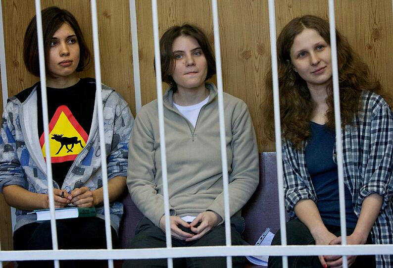 Prozess gegen drei Mitglieder der feministischen Punkrockband Pussy Riot: Den zwischen 23 und 29 Jahre alten Frauen wird vorgeworfen, mit zwei anderen Band-Kolleginnen Ende Februar die orthodoxe Christ-Erlöser-Kathedrale gestürmt und den russischen Präsidenten Wladimir Putin beleidigt zu haben.