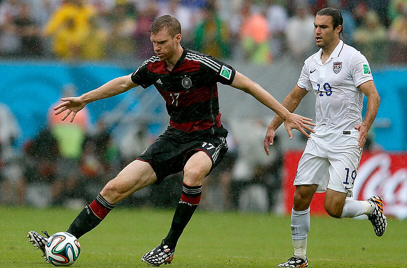 Per Mertesacker: Note 3. Wieder eine solide Leistung im Abwehrzentrum. Gewann
nahezu alle Zweikämpfe. Die Abstimmung mit Hummels war allerdings nicht immer
perfekt.