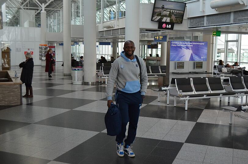 Auch der Co-Trainer darf nicht fehlen: Assistent und Ex-Spieler Collin Benjamin marschiert gutgelaunt in Richtung Flieger.