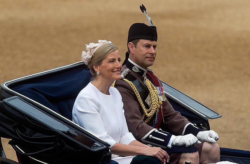 Mit einer farbenprächtigen Militärparade im Herzen Londons feiert Großbritannien den 90. Geburtstag von Königin Elizabeth II. Eine der Wachen verließen dabei die Kräfte - er kollabierte. Die Bilder...