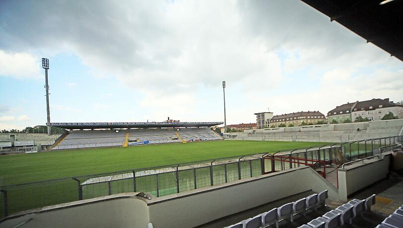Das städtische Stadion an der Grünwalder Straße wird am 21. Juli wieder eröffnet. Jetzt ist auch eine Wirtin fürs Stüberl gefunden. Das städtische Stadion an der Grünwalder Straße wird am 21. Juli wieder eröffnet. Jetzt ist auch eine Wirtin fürs Stüberl gefunden.