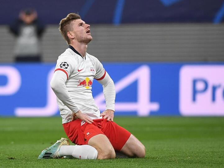 Leipzigs Timo Werner hockt nach einer vergebenen Torchance enttäuscht am Boden.