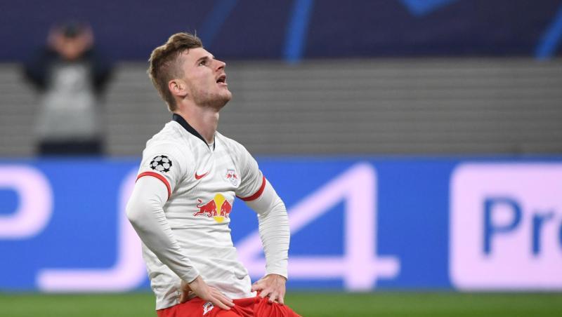 Leipzigs Timo Werner hockt nach einer vergebenen Torchance enttäuscht am Boden. Leipzigs Timo Werner hockt nach einer vergebenen Torchance enttäuscht am Boden.