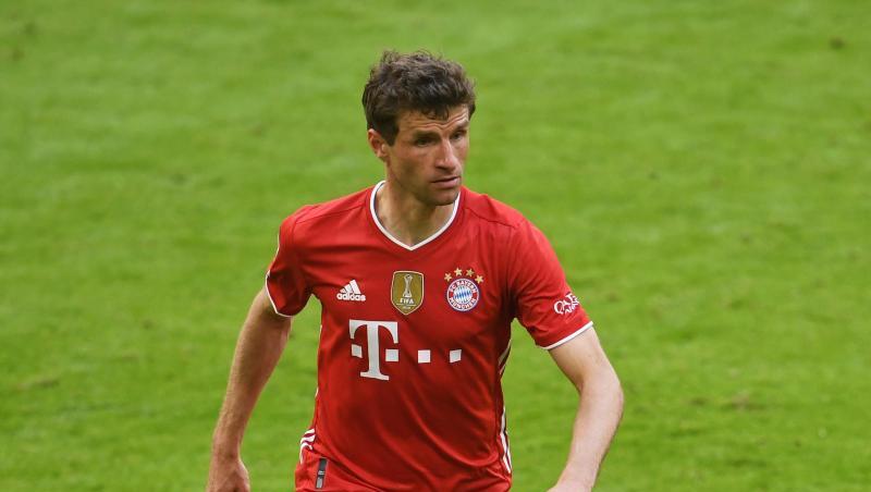 Münchens Thomas Müller spielt den Ball.