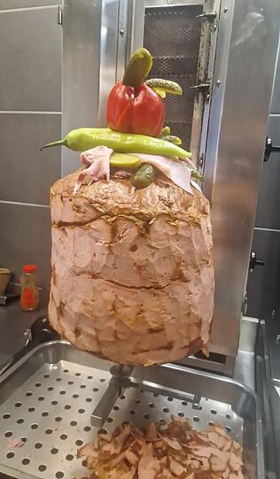So sieht der Leberkäse auf dem Spieß aus.