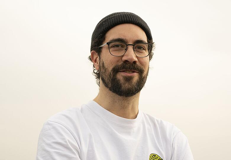 Mikael Ross hat an der Bayerischen Staatsoper eine Ausbildung zum Theaterschneider absolviert, dann studierte der Münchner Mode-Design in Berlin. Beim Gastsemester in Belgien ist im klar geworden, dass Comics seine Sache sind. Gezeichnet hat er immer schon leidenschaftlich gerne.