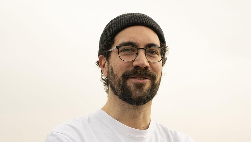 Mikael Ross hat an der Bayerischen Staatsoper eine Ausbildung zum Theaterschneider absolviert, dann studierte der Münchner Mode-Design in Berlin. Beim Gastsemester in Belgien ist im klar geworden, dass Comics seine Sache sind. Gezeichnet hat er immer schon leidenschaftlich gerne.