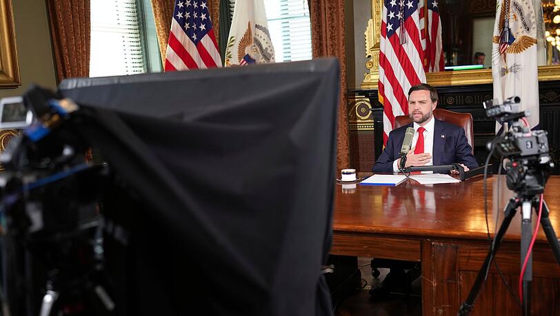 Im von Vance moderierten Podcast wurde Kirks Vermächtnis stark religiös gerahmt. Im von Vance moderierten Podcast wurde Kirks Vermächtnis stark religiös gerahmt.