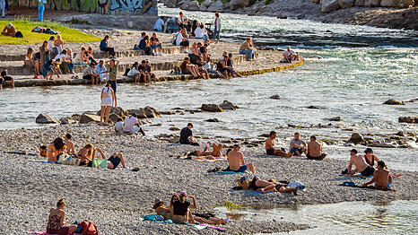 Schwimmen, planschen oder einfach die F&uuml;&szlig;e ins Wasser halten: An hei&szlig;en Tagen sind viele M&uuml;nchner froh &uuml;ber die Isar, etwa hier an der Wittelsbacher Br&uuml;cke.