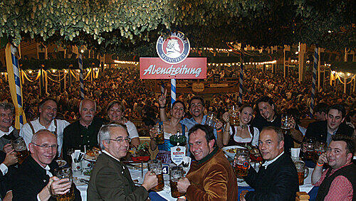 Die illustre Tafelrunde im Winzerer Fähndl beim AZ-Wiesn-Stammtisch (von links im Uhrzeigersinn): Michael Bartholl (Paulaner), Volksmusikant Michael Hartl, Frank Müller, Peter und Eva Gauweiler, Kathrin Hitzer, Michael Greis, Christine Theiss, Matthias Kerber, Jan Chaberny, Annette Roeckl, Gunnar Jans, Rainer Beeck, AZ-Chefredakteur Arno Makowsky, Wilhelm Schmidbauer, Winfried Blume-Beyerle. Fotos: Daniel von Loeper (2), Martha Schlüter Die illustre Tafelrunde im Winzerer Fähndl beim AZ-Wiesn-Stammtisch (von links im Uhrzeigersinn): Michael Bartholl (Paulaner), Volksmusikant Michael Hartl, Frank Müller, Peter und Eva Gauweiler, Kathrin Hitzer, Michael Greis, Christine Theiss, Matthias Kerber, Jan Chaberny, Annette Roeckl, Gunnar Jans, Rainer Beeck, AZ-Chefredakteur Arno Makowsky, Wilhelm Schmidbauer, Winfried Blume-Beyerle. Fotos: Daniel von Loeper (2), Martha Schlüter