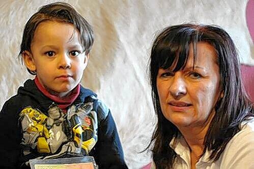 Raven (5) und seine Großmutter Marica Abosi mussten wegen Schwarzfahrens 40 Euro zahlen &ndash; weil der Bub seinen Behindertenausweis nicht fand.