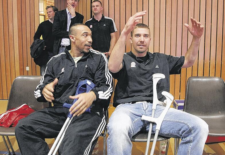 &bdquo;Man kann nicht das tun, was man will&ldquo;: Die rekonvaleszenten Bayern-Stars Demond Greene (l.) und Steffen Hamann auf der Bank.Foto: sampics/Augenklick