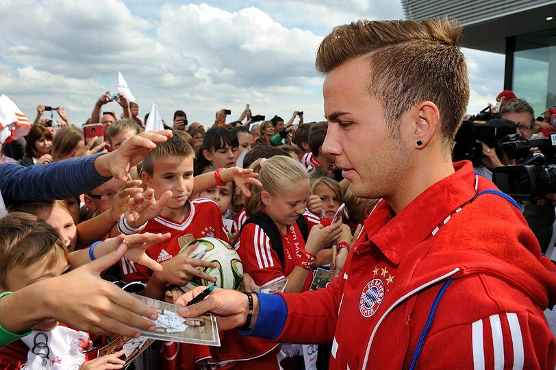 Die Bayern-Stars mit ihren neuen Dienstwagen.