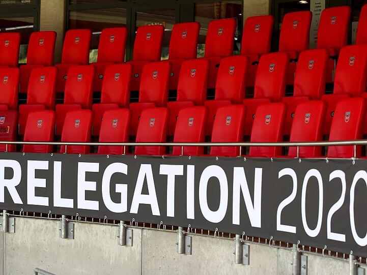 Der Schriftzug "Relegation 2020" ist an der leeren Tribüne angebracht.