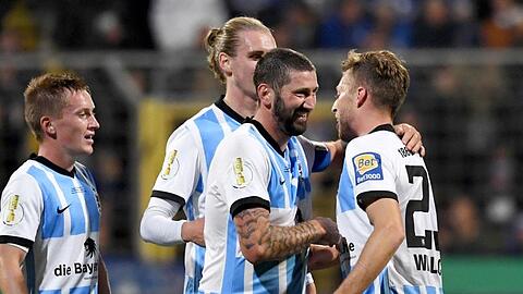 Die Spieler von 1860 München feiern ihren Sieg gegen den FC Schalke 04.