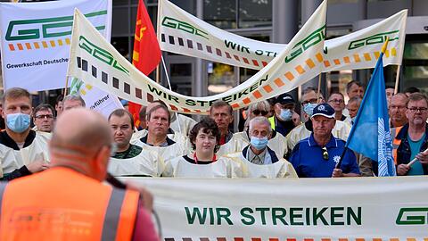 Eine Kundgebung der Gewerkschaft Deutscher Lokomotivführer (GDL) vor dem Hauptbahnhof in Magdeburg.