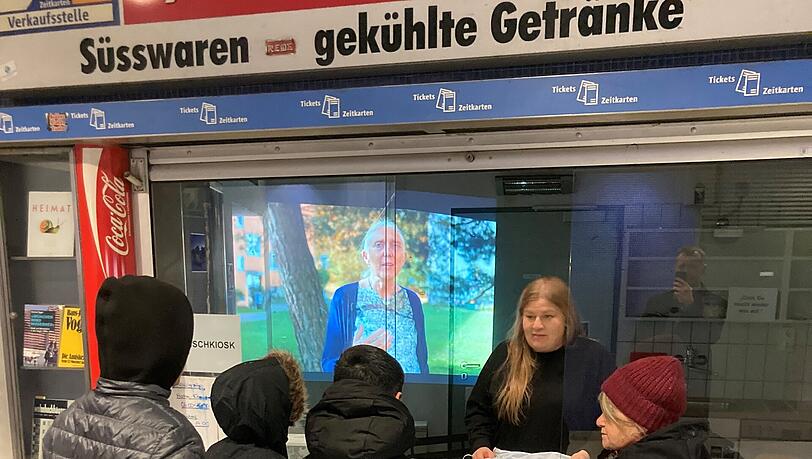 Der Wunschkiosk der beiden Künstler im Sperrengeschoss der U-Bahn-Haltestelle Hasenbergl. Der Wunschkiosk der beiden Künstler im Sperrengeschoss der U-Bahn-Haltestelle Hasenbergl.