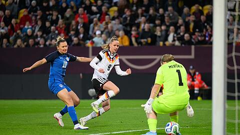 Wolfsburgs Vivien Endemann trifft zum 1:0 f&uuml;r die DFB-Auswahl.