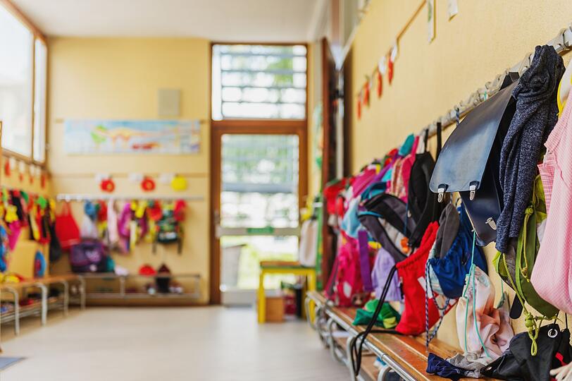 Die Checkliste f&uuml;r die Kinderkrippe oder den Kindergarten ist meist sehr lang. Versuchen Sie rechtzeitig die anstehenden Besorgungen zu erledigen, damit Sie nicht in der sowieso schon anstrengenden Anfangszeit in Stress geraten. Wenn Ihr Kind in eine Einrichtung kommt, wird es viele Dinge doppelt brauchen - es ist schlicht und einfach bequemer, als jeden Tag Dinge hin und her zu transportieren.