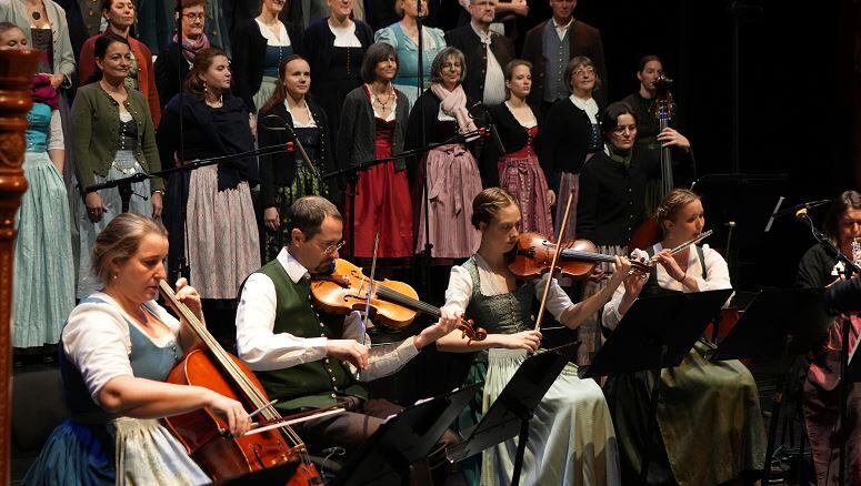 Das Ensemble des "Münchner Advents". Das Ensemble des "Münchner Advents".