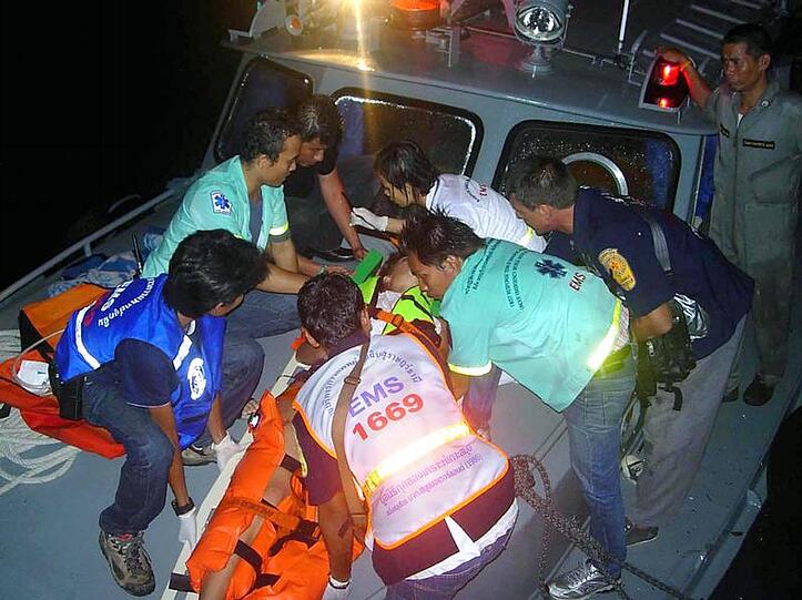 Zwei Schnellboote mit dutzenden Touristen an Bord sind in Thailand kollidiert.