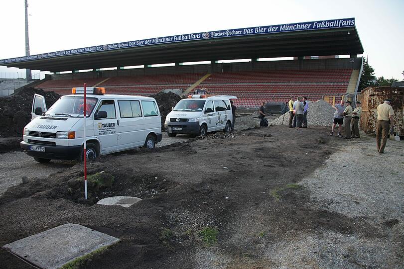 In der Sommerpause wird's explosiv: Ende Mai wird im Grünwalder Stadion eine Bombe entdeckt. Die Zehn-Zentner-Bombe wird vom Kampfmittelräumdienst problemlos entschärft. Jahrelang lauerte der Tod im Strafraum!