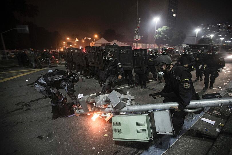 Knapp ein Jahr vor der Fußball-WM in Brasilien erlebt das Land einen ungeahnten Sturm des Protestes.