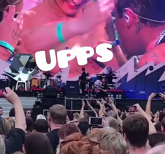 Robbie Williams signiert die Brüste von Ines Anioli