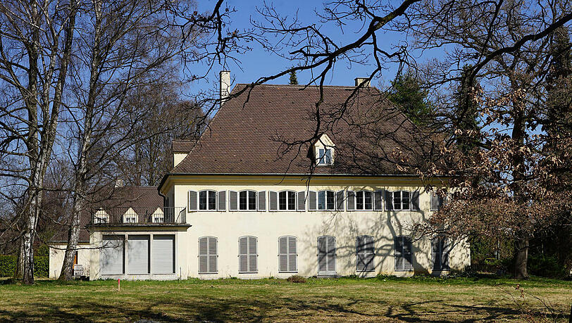 Diese Villa soll abgerissen werden. Auf dem parkähnlichen Grundstück entstehen dann vor allem Mini-Wohnungen. Diese Villa soll abgerissen werden. Auf dem parkähnlichen Grundstück entstehen dann vor allem Mini-Wohnungen.