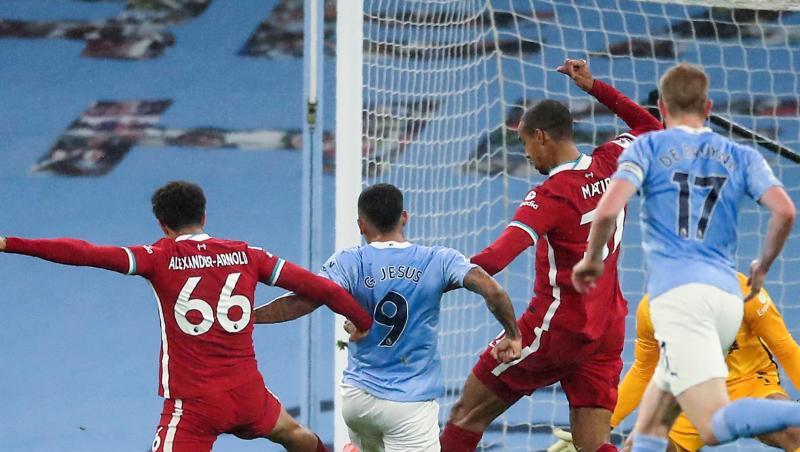 Gabriel Jesus (2.v.l) wird zwar von Liverpools Alexander-Arnold (Nr. 66) und Matip bedrängt, erzielt aber dennoch das Tor zum 1:1.