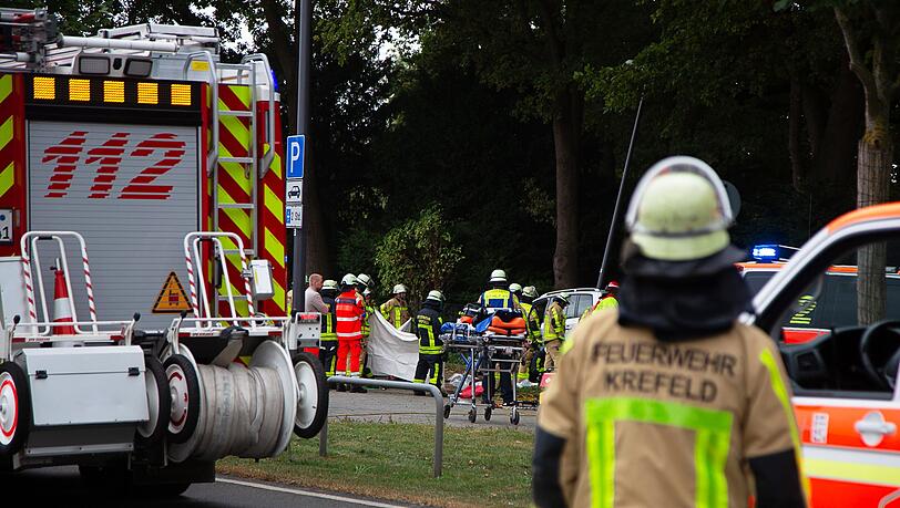 Die Feuerwehr ist mit einem Großaufgebot an Rettungskräften im Einsatz.