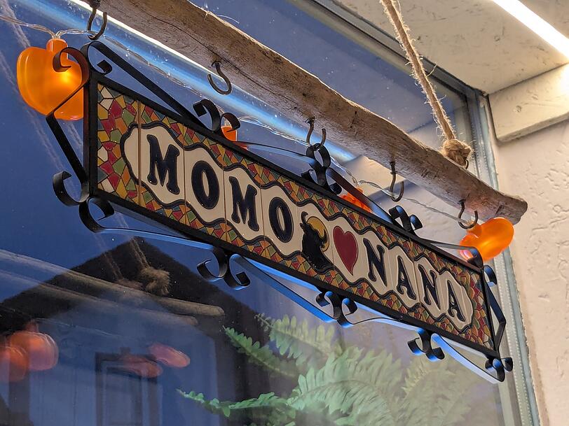 Der Name Momo Nana kommt von den zwei Dackeln, die Moon Jung Kang aus Südkorea mitgebracht hat. Der Name Momo Nana kommt von den zwei Dackeln, die Moon Jung Kang aus Südkorea mitgebracht hat.