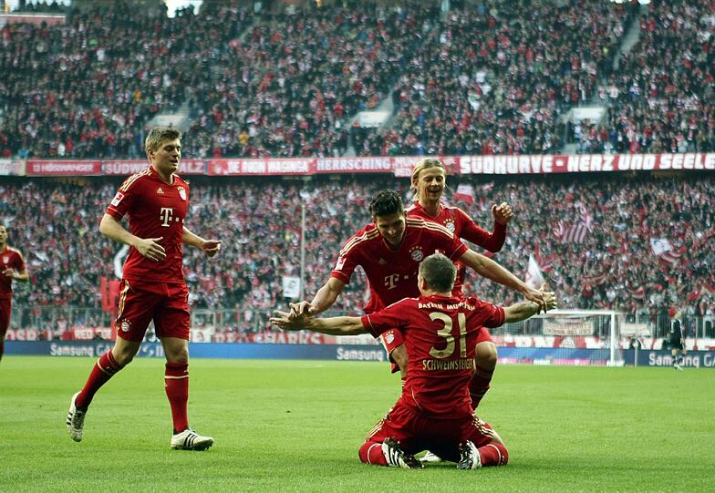 TONI KROOS: Hat seine Rolle und sein Glück im offensiven Mittelfeld gefunden. Ist der personifizierte Ballbesitz, macht kaum Fehler im Passspiel. Das 4:0 war dank perfekter Vorarbeit für Gomez eigentlich sein Treffer. NOTE: 2