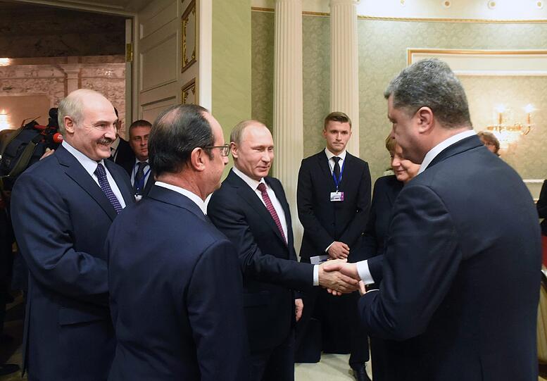 Die Begrüßung: Die Hände der Präsidenten berühren sich nur schwach, Putin schaut seinem Gegenüber nicht in die Augen, man ahnt, wie schwer besonders Poroschenko dieser Moment fällt. Gastgeber Lukaschenko, die Hände hinter Hollande gefaltet, macht gutes Wetter. Merkel kann ihre Skepsis nicht verbergen.