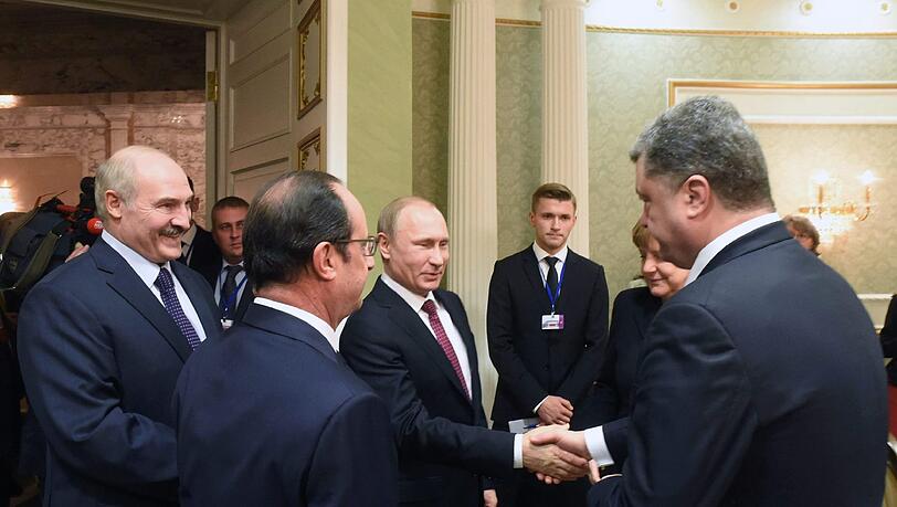 Die Begrüßung: Die Hände der Präsidenten berühren sich nur schwach, Putin schaut seinem Gegenüber nicht in die Augen, man ahnt, wie schwer besonders Poroschenko dieser Moment fällt. Gastgeber Lukaschenko, die Hände hinter Hollande gefaltet, macht gutes Wetter. Merkel kann ihre Skepsis nicht verbergen. Die Begrüßung: Die Hände der Präsidenten berühren sich nur schwach, Putin schaut seinem Gegenüber nicht in die Augen, man ahnt, wie schwer besonders Poroschenko dieser Moment fällt. Gastgeber Lukaschenko, die Hände hinter Hollande gefaltet, macht gutes Wetter. Merkel kann ihre Skepsis nicht verbergen.