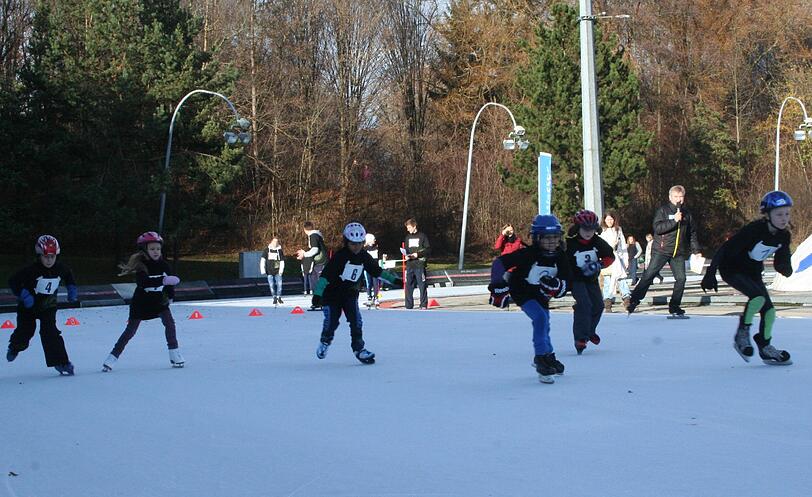 Eishockey, Eiskunstlauf, Skibob, die Mandolin-Showtruppe und die Eislaufkids - das sind nur ein paar der Attraktionen, die die Besucher beim Eisfestival erleben können.