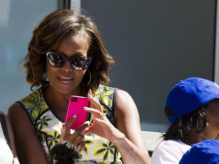 Auch Berühmtheiten können nicht von ihrem Smartphone lassen: Hier US-First-Lady Michelle Obama
