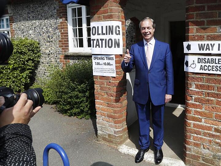 In Großbritannien zeichnet sich ein Triumph für die Brexit-Partei von Nigel Farage ab. Hier nach der Stimmabgabe in einem Wahllokal in Biggin Hill.