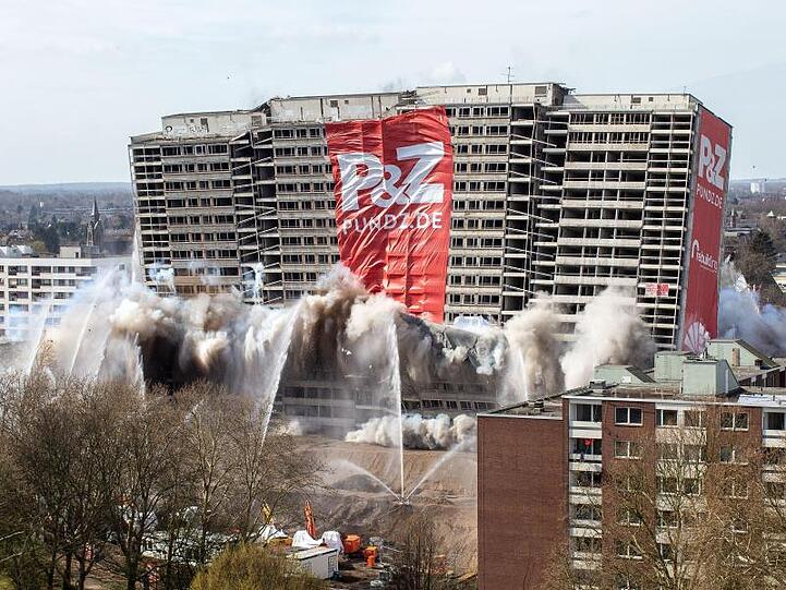 Das als "Weißer Riese" bekannte Hochhaus fällt in sich zusammen. Rund 290 Kilogramm Sprengstoff verwandelten es in einen Schutthaufen.