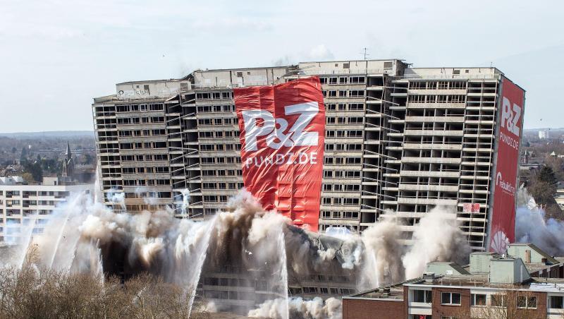 Das als "Weißer Riese" bekannte Hochhaus fällt in sich zusammen. Rund 290 Kilogramm Sprengstoff verwandelten es in einen Schutthaufen. Das als "Weißer Riese" bekannte Hochhaus fällt in sich zusammen. Rund 290 Kilogramm Sprengstoff verwandelten es in einen Schutthaufen.