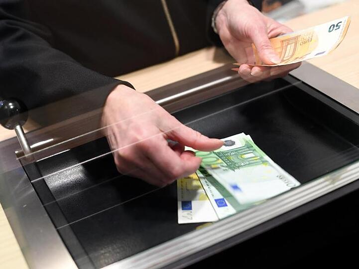 In den 1990er Jahren hatte der BGH schon einmal entschieden, dass eine Extra-Gebühr fürs Abheben am Schalter nur dann zulässig ist, wenn fünf Transaktionen im Monat kostenlos möglich sind.