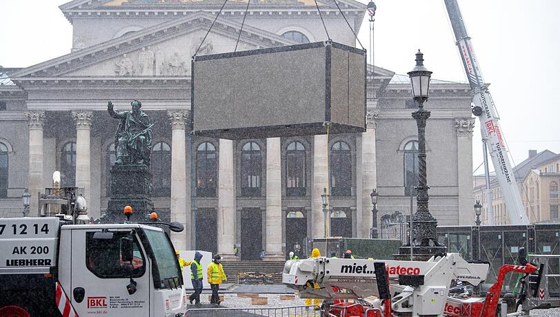 Am Max-Joseph-Platz hebt ein Kran am Montag Material für die IAA um.
