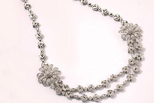2400 Euro: Startgebot für dieses Weißgold-Collier mit Diamant.