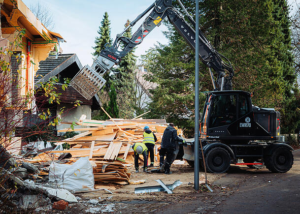 Viele Baustellen in der Straße, in der einst die Show-Zwillinge wohnten. Gegenüber wird gar ein Haus abgerissen Viele Baustellen in der Straße, in der einst die Show-Zwillinge wohnten. Gegenüber wird gar ein Haus abgerissen