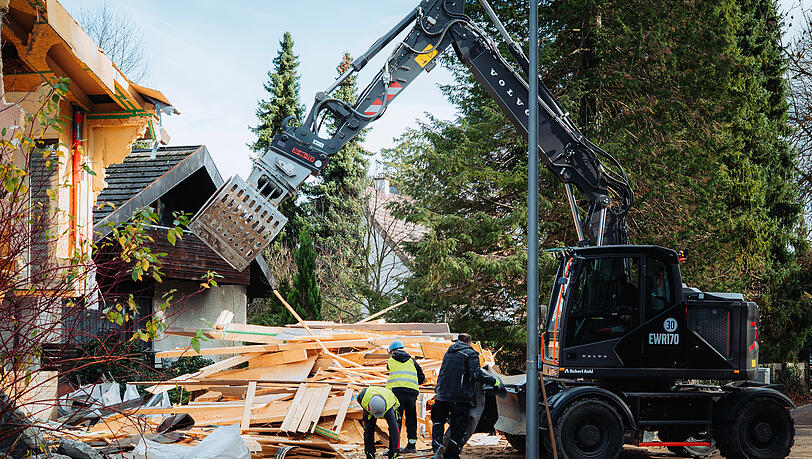 Viele Baustellen in der Straße, in der einst die Show-Zwillinge wohnten. Gegenüber wird gar ein Haus abgerissen Viele Baustellen in der Straße, in der einst die Show-Zwillinge wohnten. Gegenüber wird gar ein Haus abgerissen
