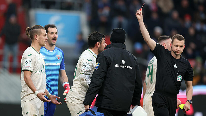 Angeschlagen und Gelb-Rot kassiert: Kevin Volland (MItte) wird von Schiedsrichter Florian Lechner (r.) vom Platz gestellt. Eine Entscheidung, die vor allem die Blauen um Sigurd Haugen (l.), der später verletzt ausgewechselt werden musste, nur schwer verstehen können. Angeschlagen und Gelb-Rot kassiert: Kevin Volland (MItte) wird von Schiedsrichter Florian Lechner (r.) vom Platz gestellt. Eine Entscheidung, die vor allem die Blauen um Sigurd Haugen (l.), der später verletzt ausgewechselt werden musste, nur schwer verstehen können.