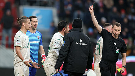 Angeschlagen und Gelb-Rot kassiert: Kevin Volland (MItte) wird von Schiedsrichter Florian Lechner (r.) vom Platz gestellt. Eine Entscheidung, die vor allem die Blauen um Sigurd Haugen (l.), der sp&auml;ter verletzt ausgewechselt werden musste, nur schwer verstehen k&ouml;nnen.
