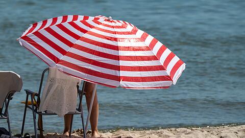 Hitze in Deutschland - Sonnenschirm am Strand des Seebades auf der Insel R&uuml;gen